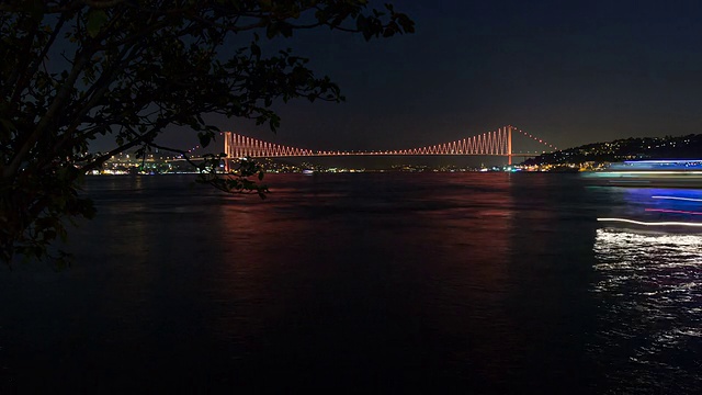 高清:横跨博斯普鲁斯海峡的大桥。* * * *时间流逝