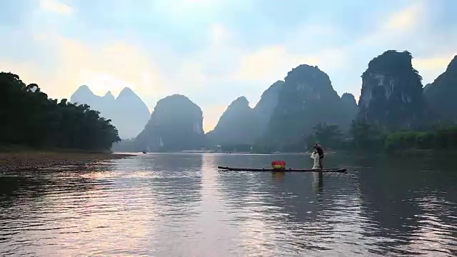 漓江渔民在漓江上捕鱼，兴平，中国桂林