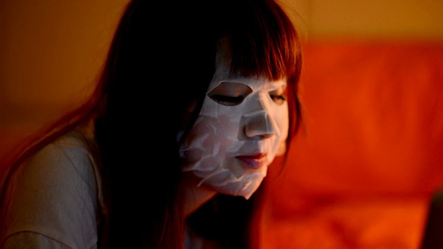 详情图-戴着口罩用笔记本电脑的女人