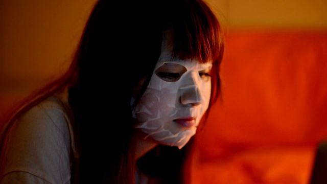 详情图-戴着口罩用笔记本电脑的女人