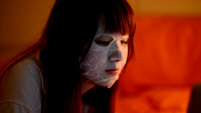 详情图-戴着口罩用笔记本电脑的女人