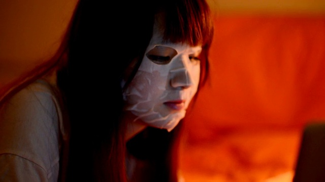 详情图-戴着口罩用笔记本电脑的女人