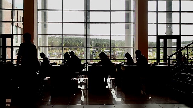 在图书馆学习的学生
