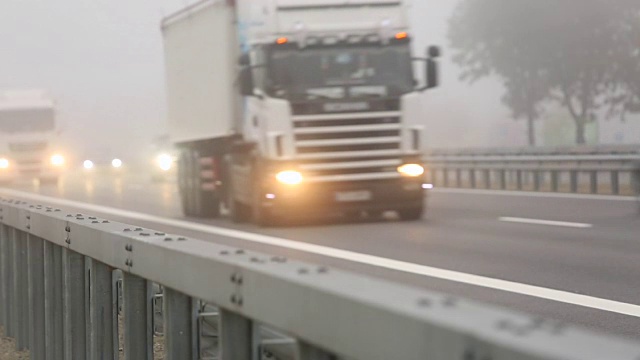 高速公路上有雾，实时监控