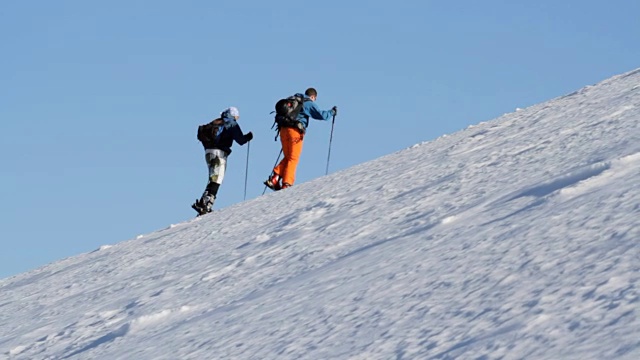 乡间滑雪者正往山上走