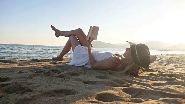 在沙灘上看書(shū)的美女