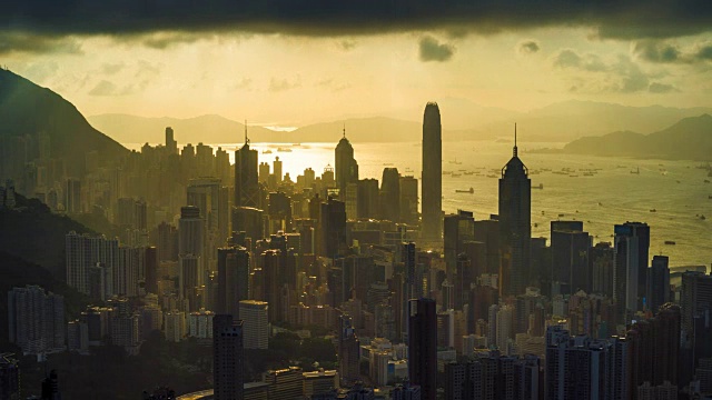 香港城市与戏剧性的天空