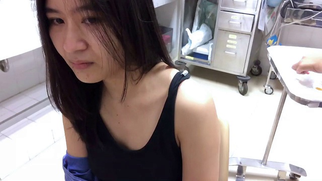 医生给女病人打针