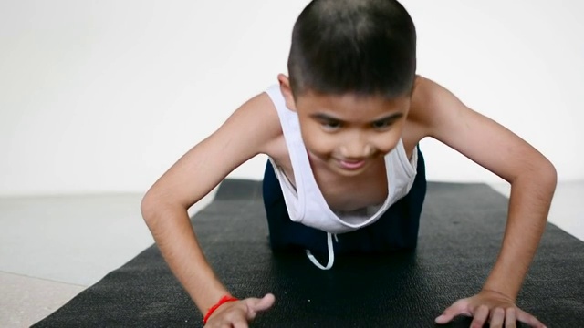 孩子在家做俯卧撑