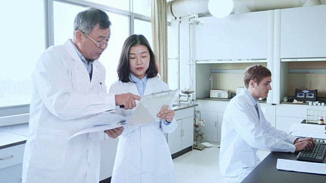 人们在4k实验室做化学实验