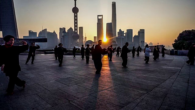 中国上海，2015年11月28日:清晨，人们在上海外滩打太极拳