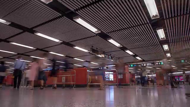 地铁列车和乘客，新加坡
