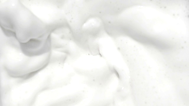 慢动作牛奶