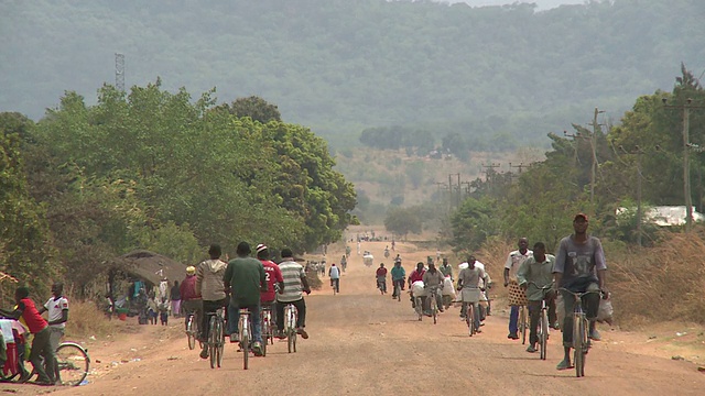 有许多自行车的非洲乡村公路