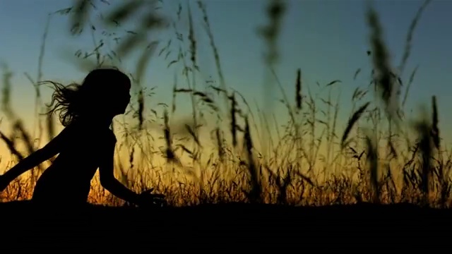 小女孩侧影在草地上奔跑
