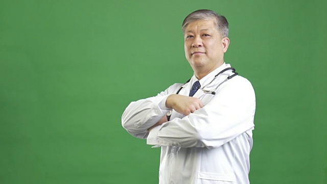 詳情圖-年老的亞洲人醫(yī)生在白色制服相機擺姿勢4k