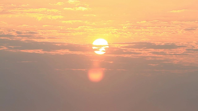 15、日出透过流动的云波，成山而行