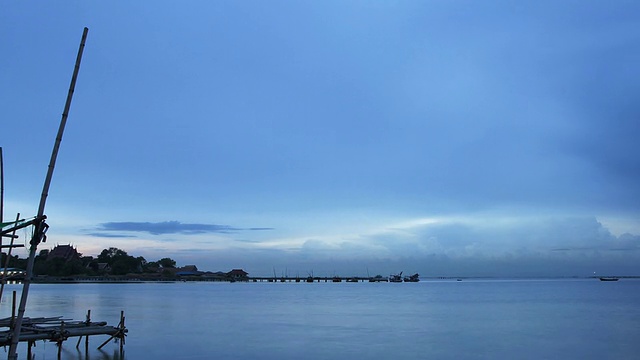 小码头钓鱼。时间流逝