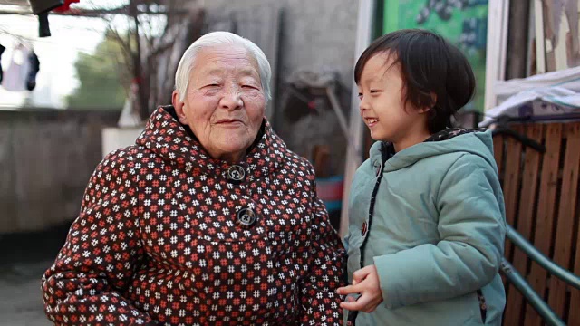 奶奶给了孙子一个红包