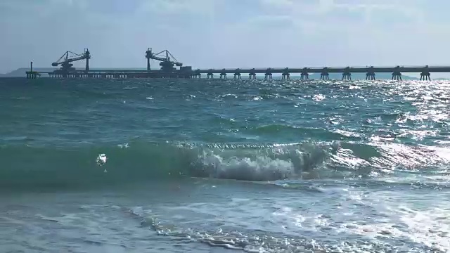 油泵和输油管道在海洋。