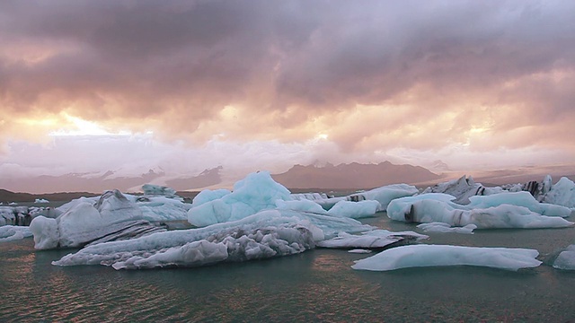 冰岛冰川湖上的黄昏