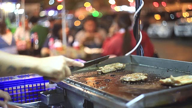 餐厅里的烤肉和喝酒