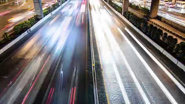 中心城区夜间道路长曝光，延时移动，4k(UHD)