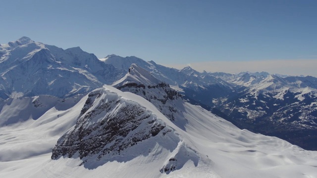 詳情圖-空中拍攝的雪覆蓋的巖石勃朗峰
