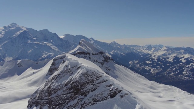 詳情圖-空中拍攝的雪覆蓋的巖石勃朗峰