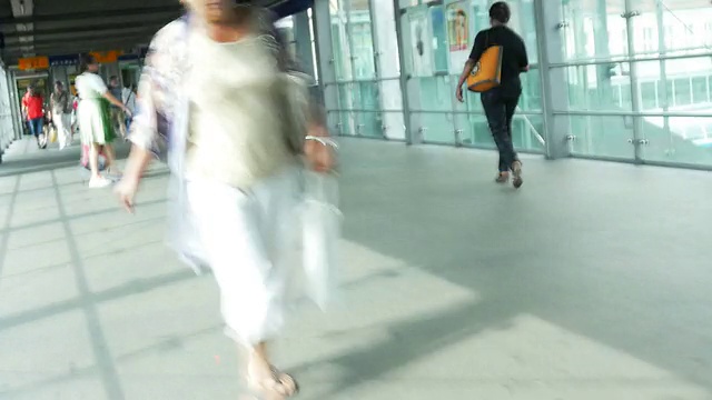 T/L POV人通过车站