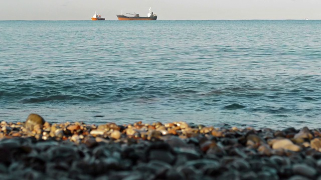 在海上航行的油船。