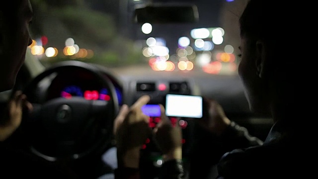 一对年轻夫妇在一个新的城市的夜间旅行。