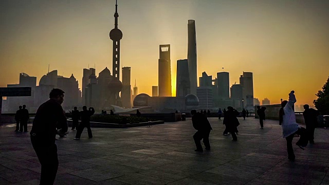 清晨，人们在中国上海的外滩练习功夫