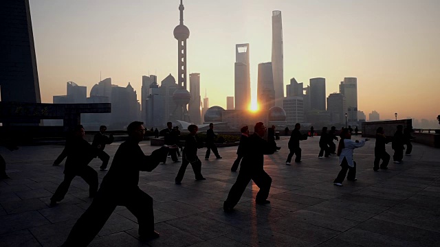 清晨，人们在中国上海的外滩练习功夫