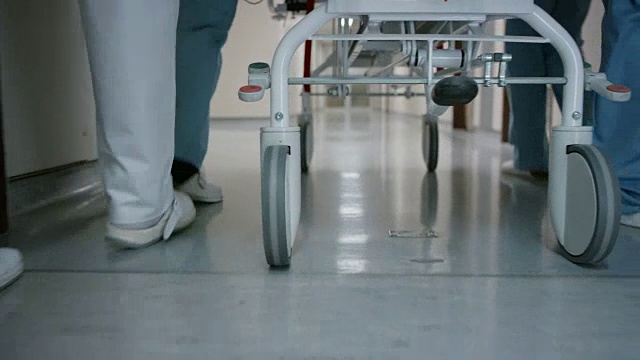 医院走廊上推着轮床上的轮子