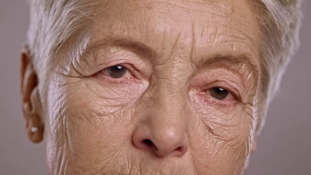 一个悲伤的白人老女人的眼睛