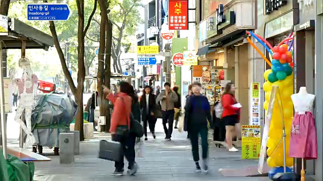 在汉城仁寺洞市场，人们挤在一起