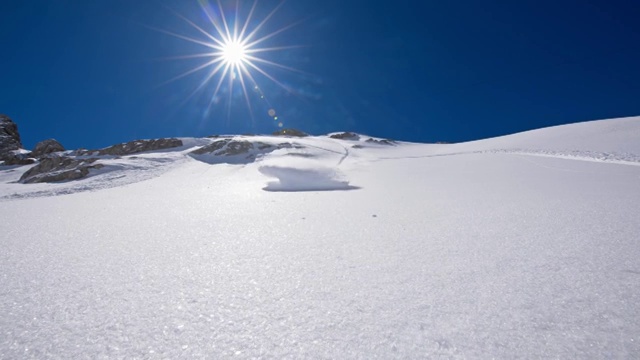 SLO MO滑雪板对着镜头喷雪