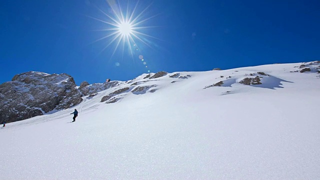 SLO MO滑雪板对着镜头喷雪