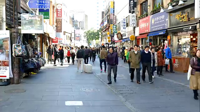 在汉城仁寺洞市场，人们挤在一起
