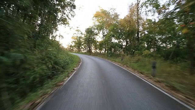 秋天风景优美的高速公路