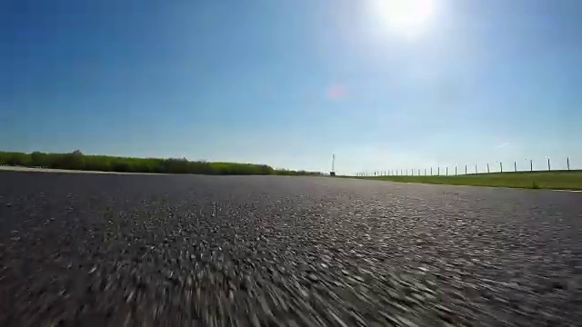 赛车在跑道上行驶