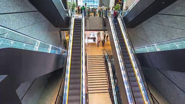 现代商场里电梯上的拥挤人群。间隔拍摄4 k hyperlapse