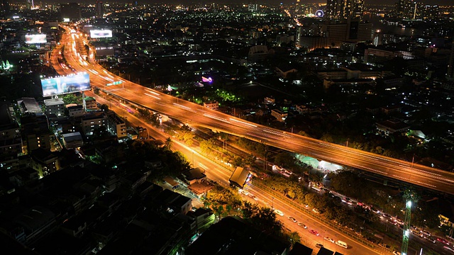 夜间多车道高速公路