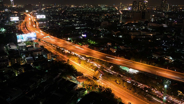 夜间多车道高速公路