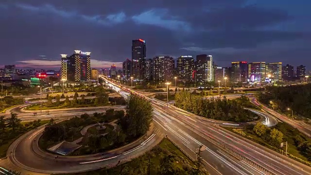 时间流逝-鸟瞰图繁忙的道路交叉口，黄昏到夜晚过渡