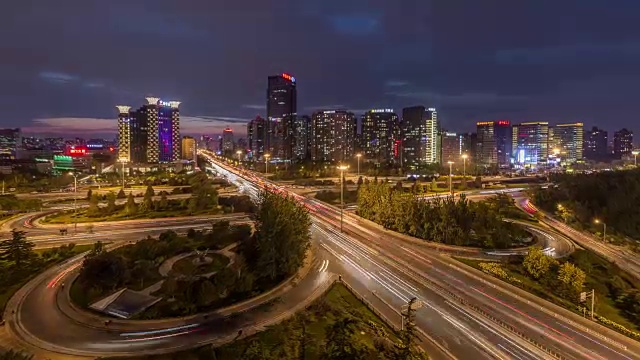 详情图-时间流逝-鸟瞰图繁忙的道路交叉口，黄昏到夜晚过渡