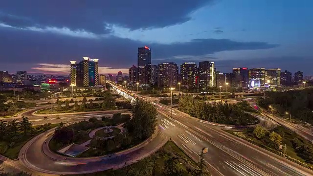 详情图-时间流逝-鸟瞰图繁忙的道路交叉口，黄昏到夜晚过渡