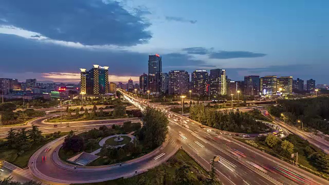 详情图-时间流逝-鸟瞰图繁忙的道路交叉口，黄昏到夜晚过渡