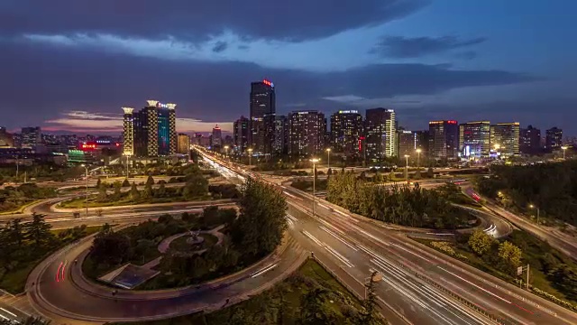 详情图-时间流逝-鸟瞰图繁忙的道路交叉口，黄昏到夜晚过渡